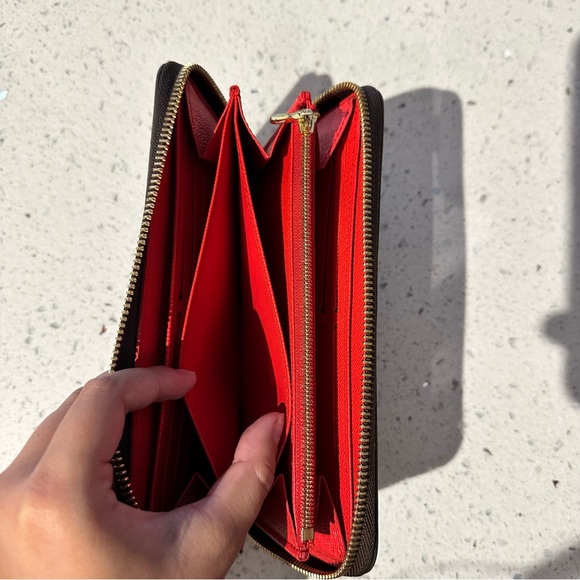 Louis Vuitton Zippy Wallet in Monogram - Picture 7 of 14